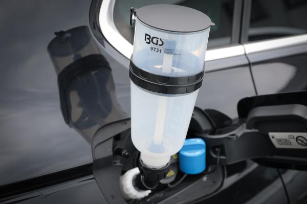 Einfülltrichter | für Harnstoff (AUS 32) | abgewinkelt